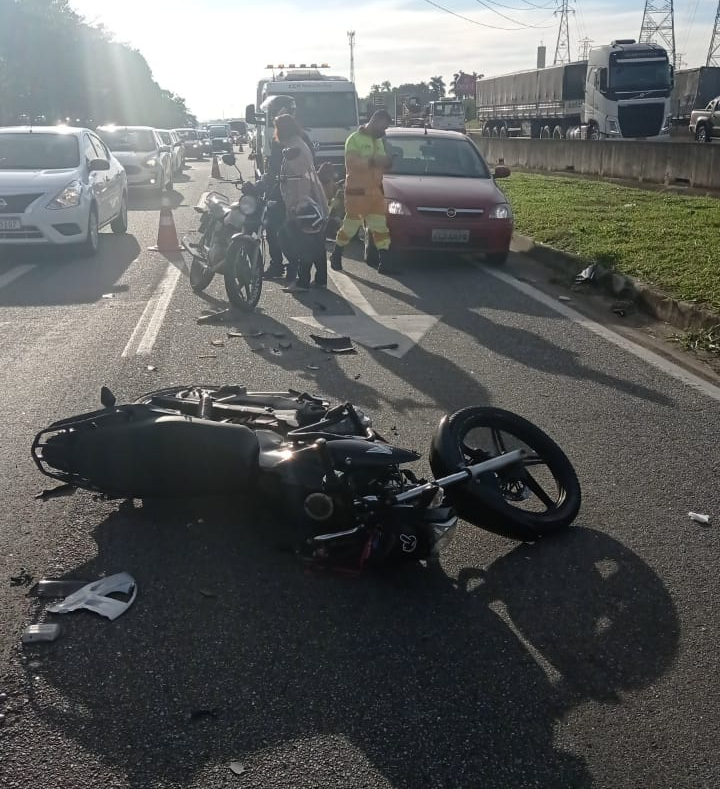 Engavetamento deixa um ferido na Dutra, em São José dos Campos Divulgação/PRF