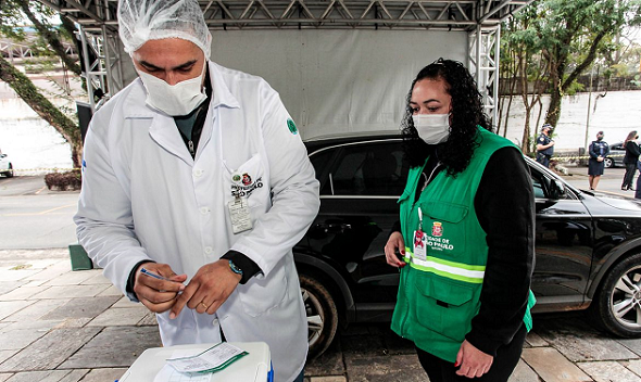 Primeira, segunda ou dose adicional da vacina só serão encontradas nos parques e farmácias listadas durante o domingo (21) Foto: Marcelo Pereira/Secom