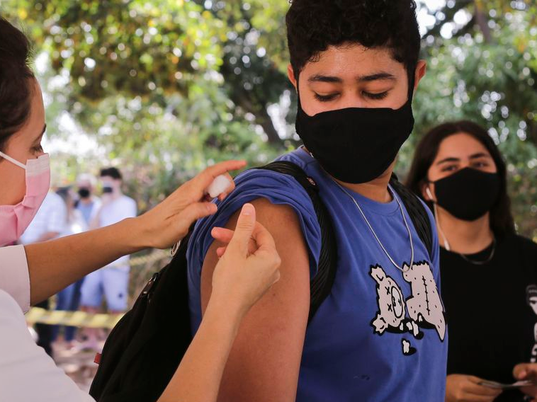 O sanistarista explicou que os riscos que a vacina oferece são muito menores do que não se imunizar Foto: Breno Esaki/Agência Saúde