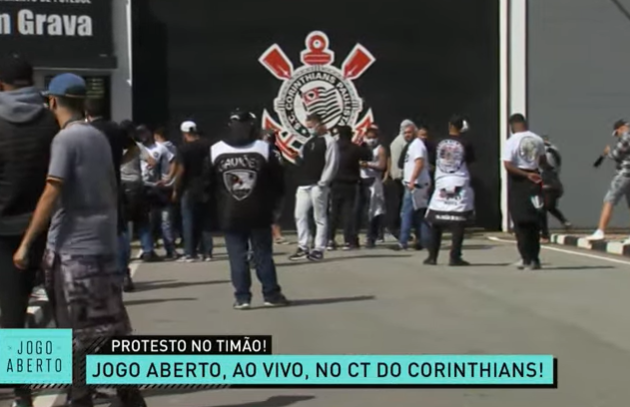 À espera de Renato Augusto, Corinthians encara protesto de torcida