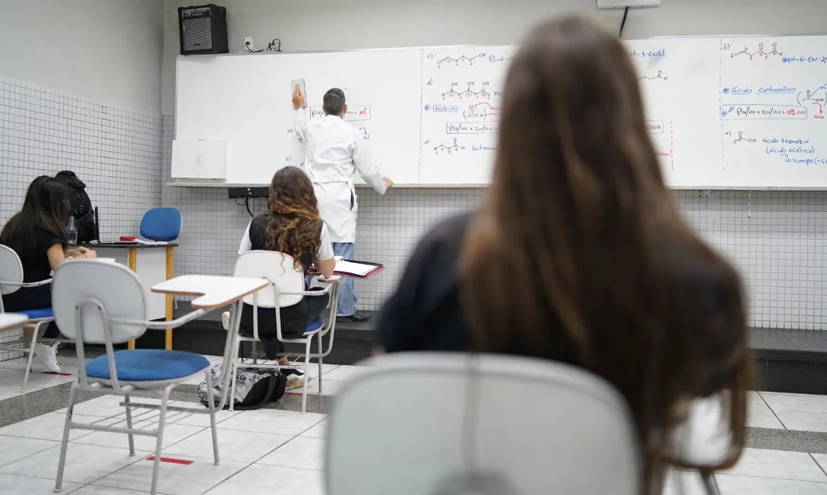 Reajuste de 11% em mensalidade escolar irá pesar no bolso em 2023