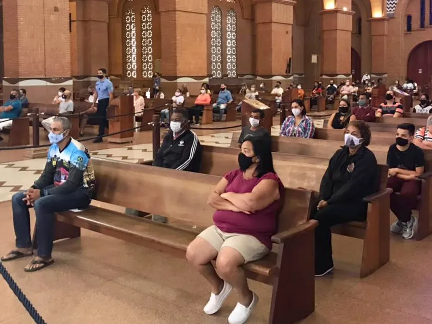 Cerca de 200 pessoas acompanharam a missa deste domingo no Santuário Nacional