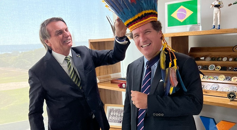 Bolsonaro recebe âncora da Fox News em agenda com apoiadores no Planalto