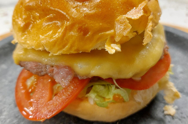 Smash burger com maionese picante | Band Receitas