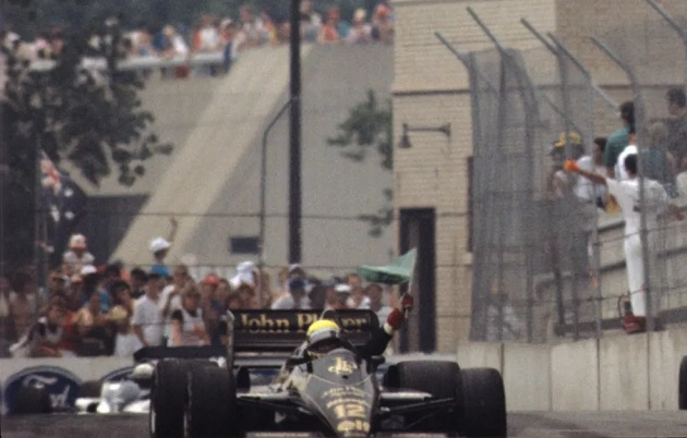 Senna carrega bandeira brasileira em Detroit, em 1986 Acervo Instituto Ayrton Senna