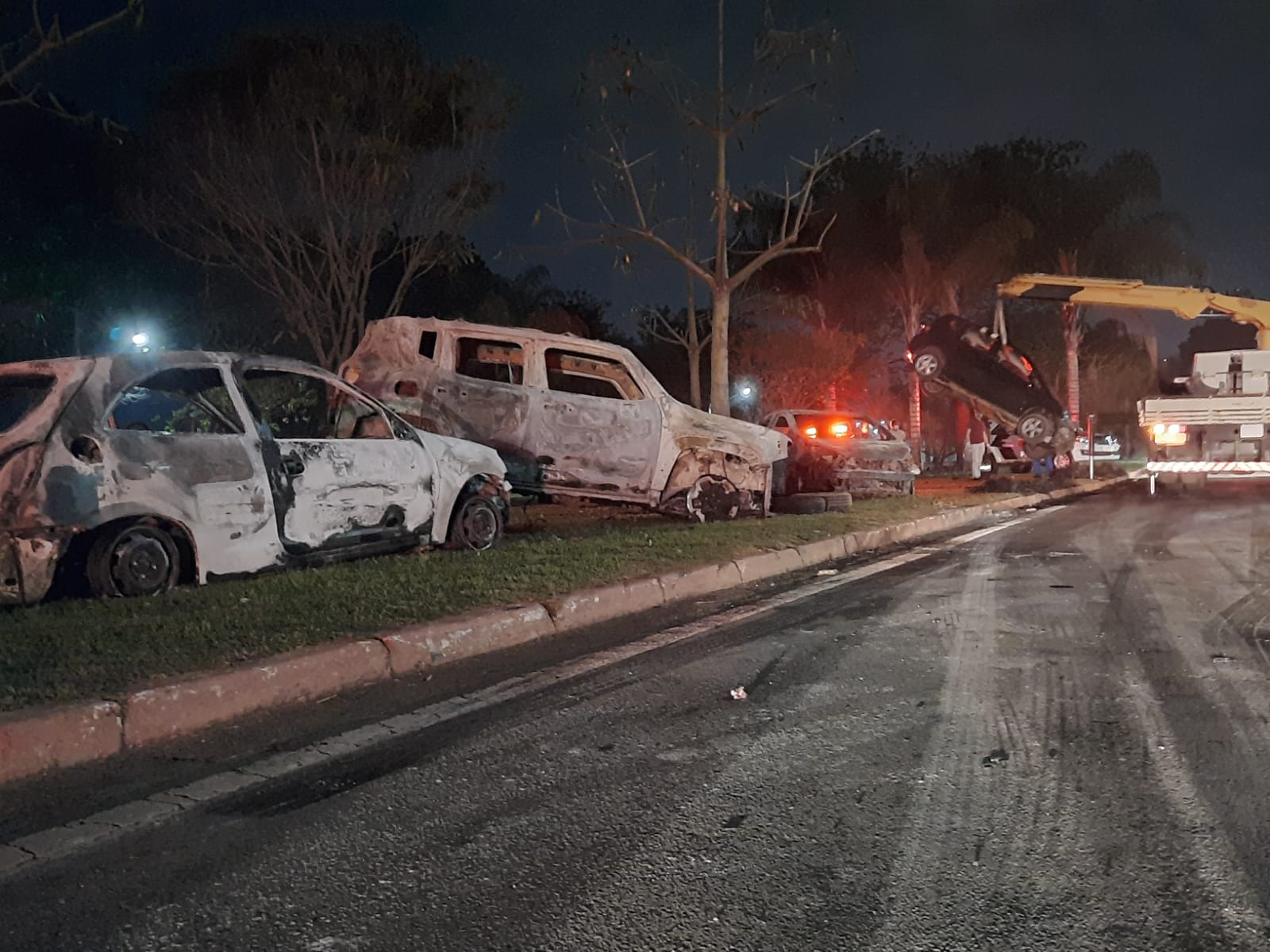 Protesto com incêndio em veículos causa tumulto na Avenida Fundo do Vale em  São José; VÍDEO, Vale do Paraíba e Região