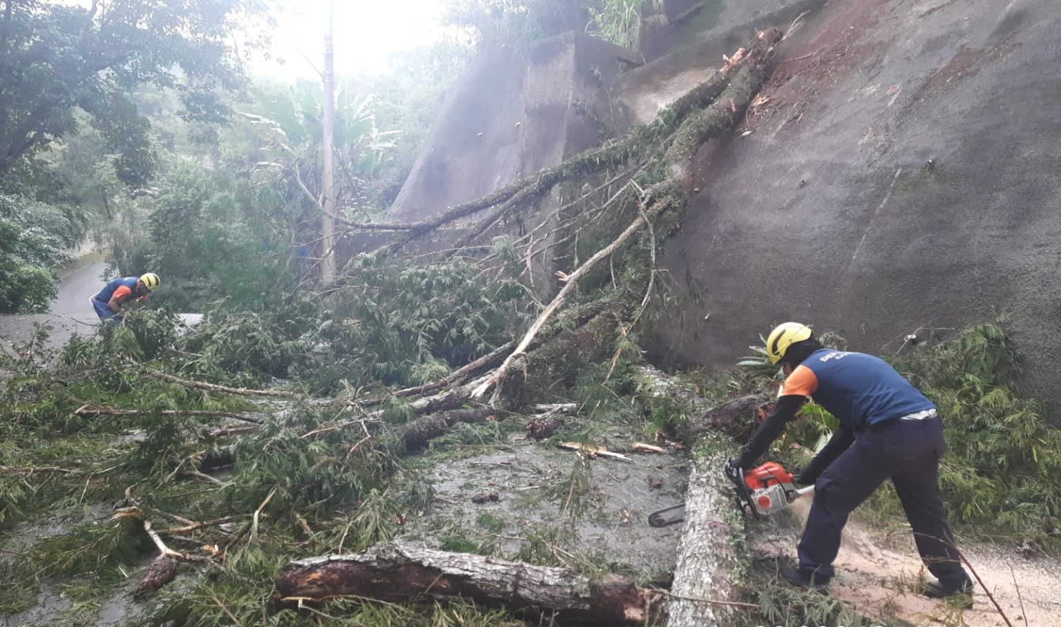 Defesa Civil de Ilhabela trabalha em reparos após ressaca de maré e chuvas