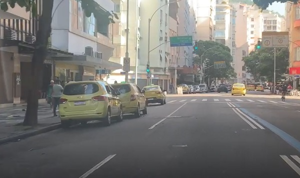 Táxis e carros de aplicativo fazem parada irregular em pontos da Zona Sul