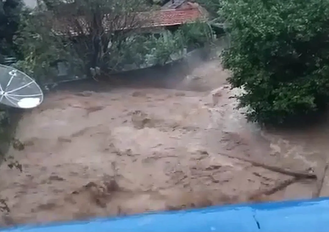 Mais de 15 mil pessoas estão desalojadas por causa da chuva em MG