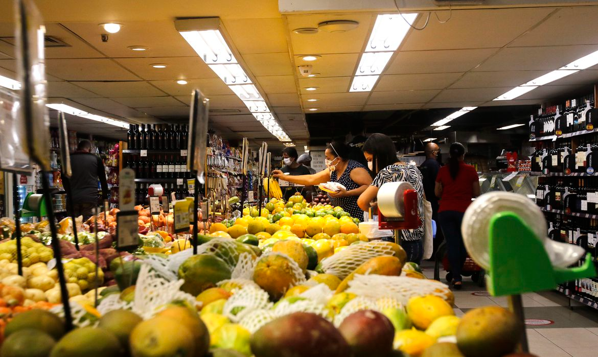 Auxílio Brasil: 76% dos beneficiários deixaram de comprar carne, leite e afins Tânia Rego/Agência Brasil