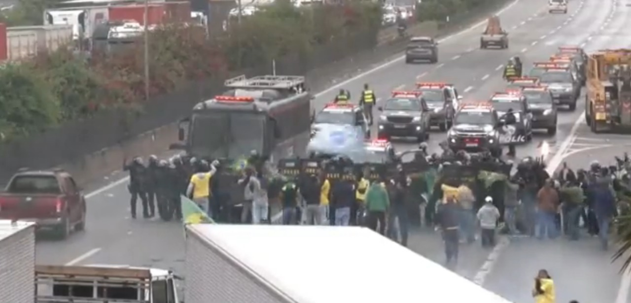 Tropa de Choque da PM de SP atua na Rodovia Castello Branco para dispersar manifestantes Foto: Reprodução