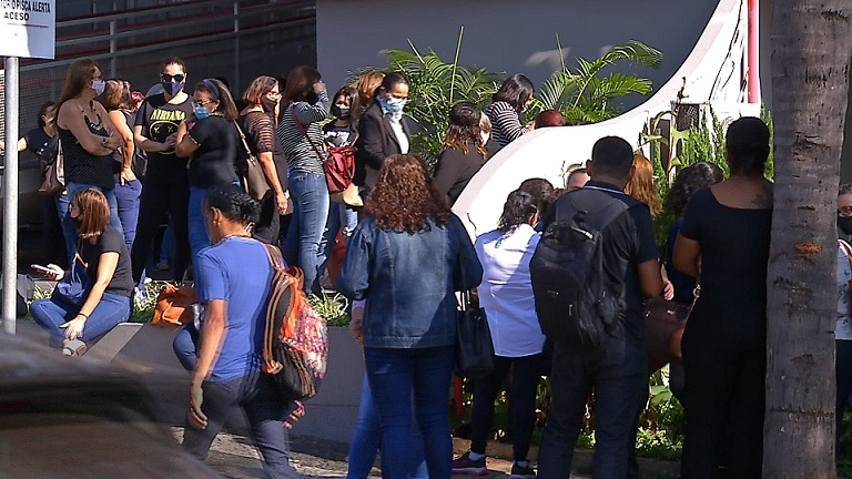 Educadores fazem manifestação em frente à prefeitura de Prudente