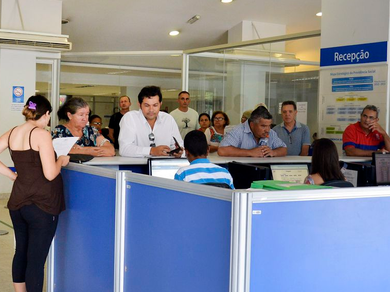 Pessoas aguardam por meses aprovação de aposentadoria, pensão, entre outros benefícios Foto: Valter Campanato/Agência Brasil