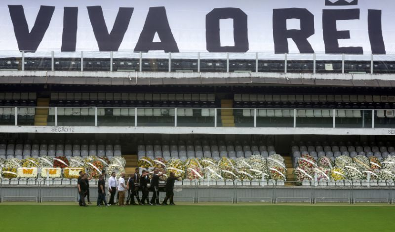 Caixão do Pelé sendo posicionado no gramado do estádio do Santos REUTERS/Ricardo Moraes