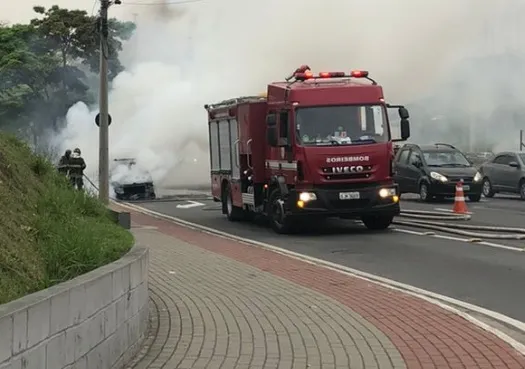 Veículo pegou fogo próximo ao Carrefour 