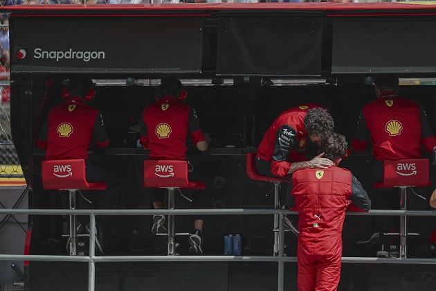 Charles Leclerc é consolado por chefe da Ferrari no GP da Espanha