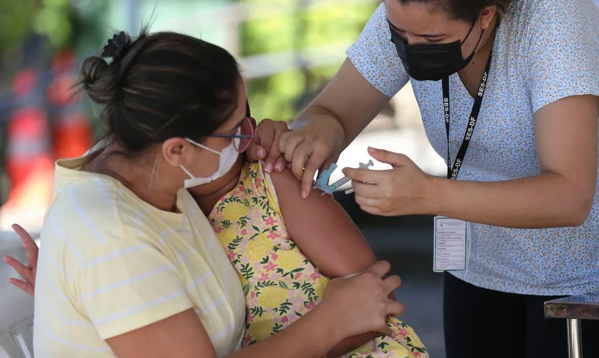 SP inicia vacinação de crianças em escolas