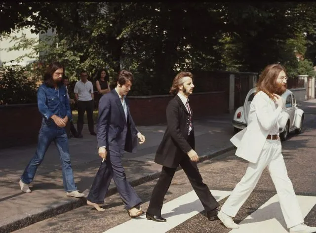 Paul McCartney aparece descalço na capa do álbum "Abbey Road" 