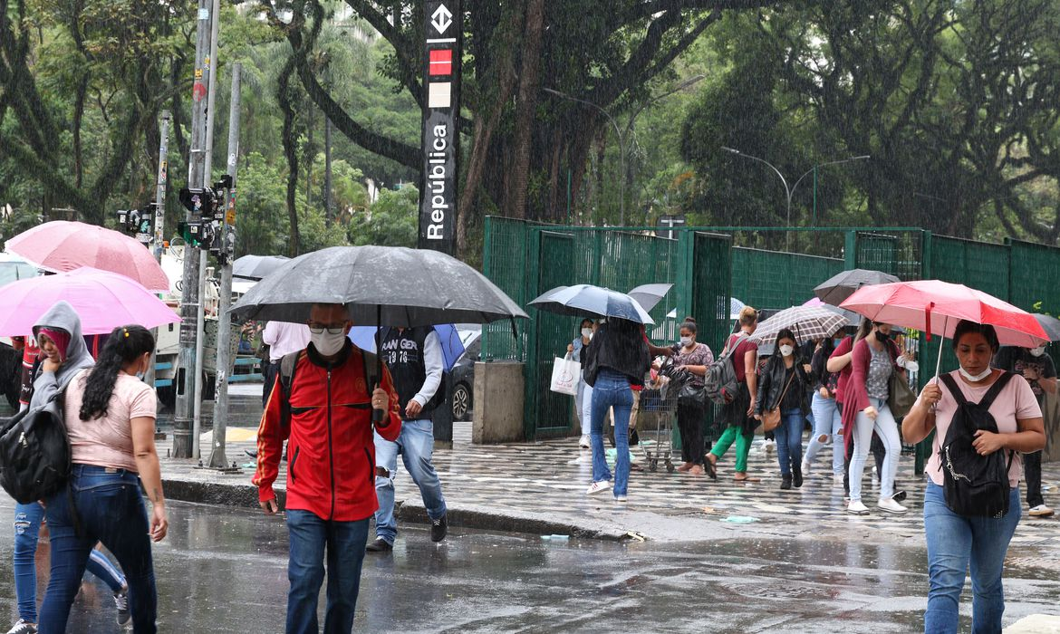 Defesa Civil de SP emite alerta para chuvas intensas a partir desta terça Rovena Rosa/Agência Brasil