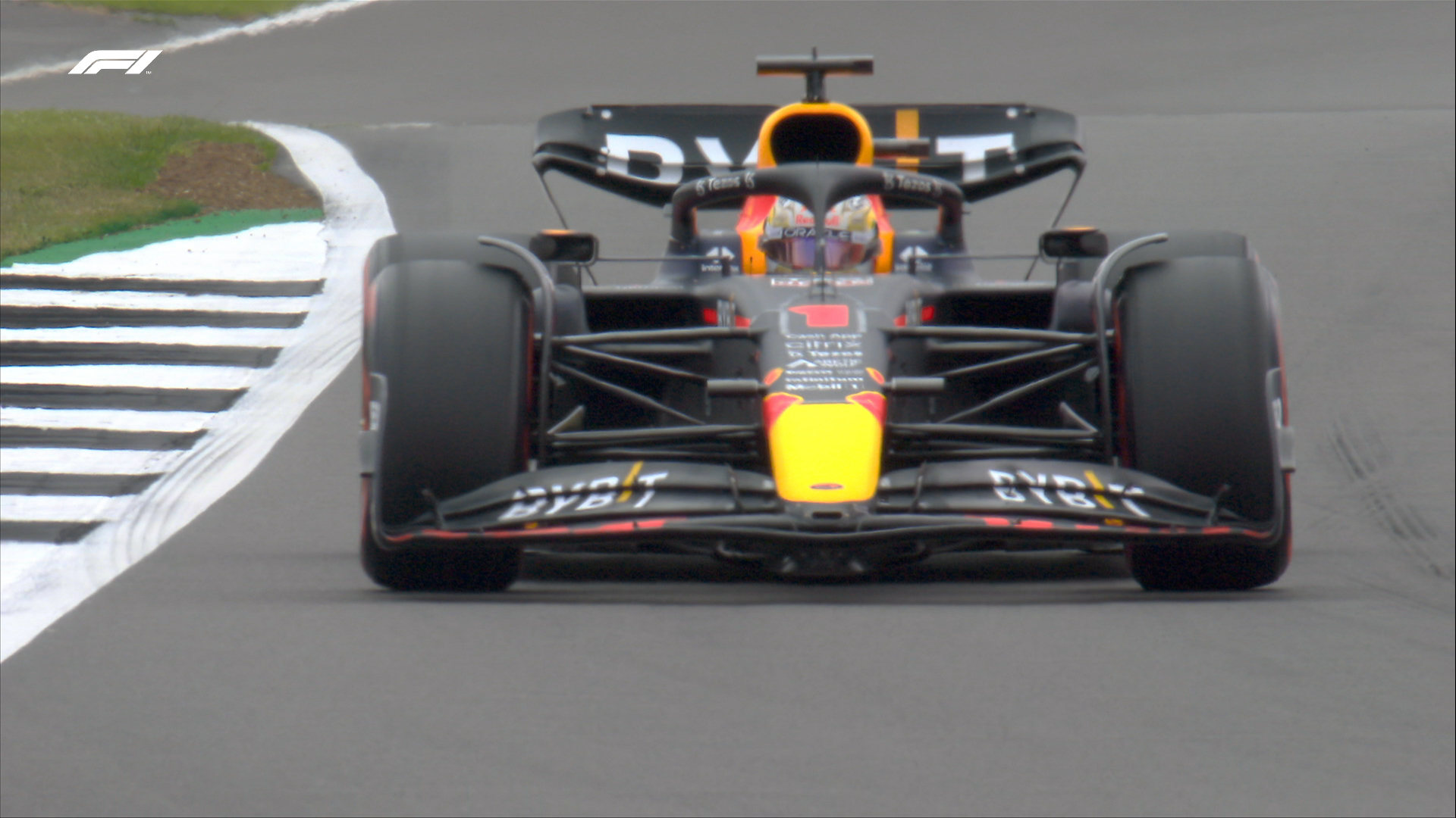 Verstappen lidera 3º treino na Inglaterra com melhor volta do fim de semana