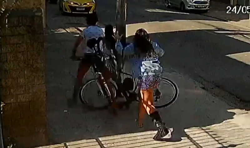 Adolescente de 17 anos é apreendida após espancar e roubar mulher no Rio