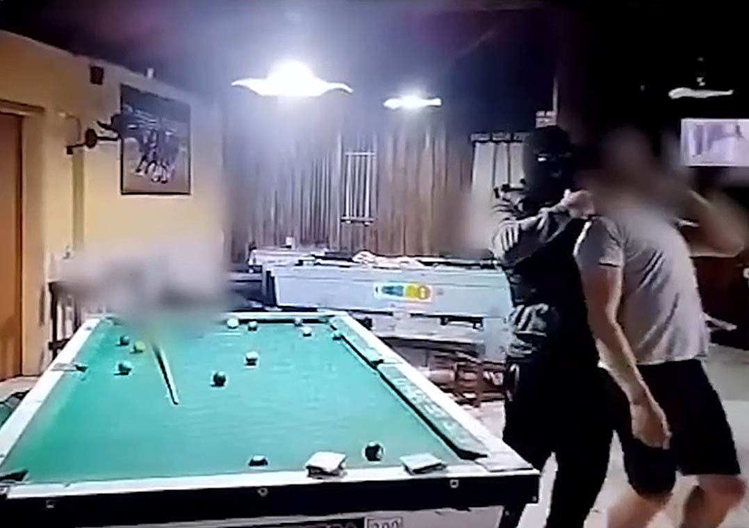 Vídeo: Assaltantes armados e encapuzados invadem bar durante torneio de sinuca