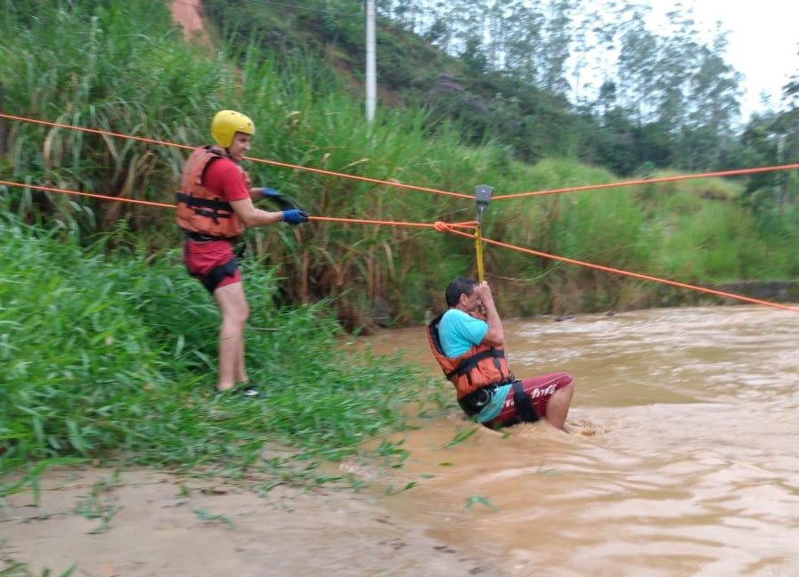 Bombeiros usam tirolesa para resgatar pessoas após tromba d'água atingir Rio Piracuama, em Pindamonhangaba Divulgação/Corpo de Bombeiros