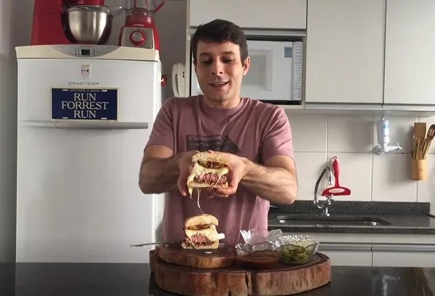 Hambúrguer com queijo camembert empanado é receita do ex-MasterChef, Fernando Cavinato; assista ao vídeo