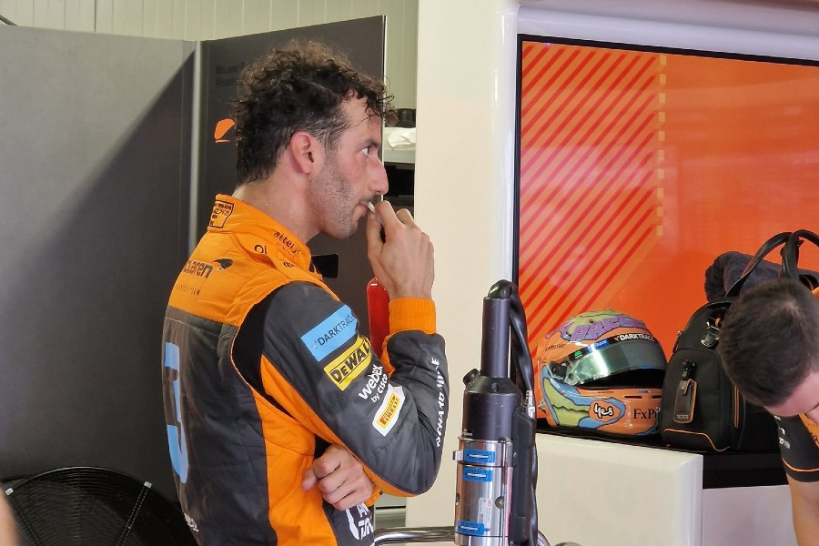 Australiano vê pressão crescente na McLaren e se torna protagonista de rumores