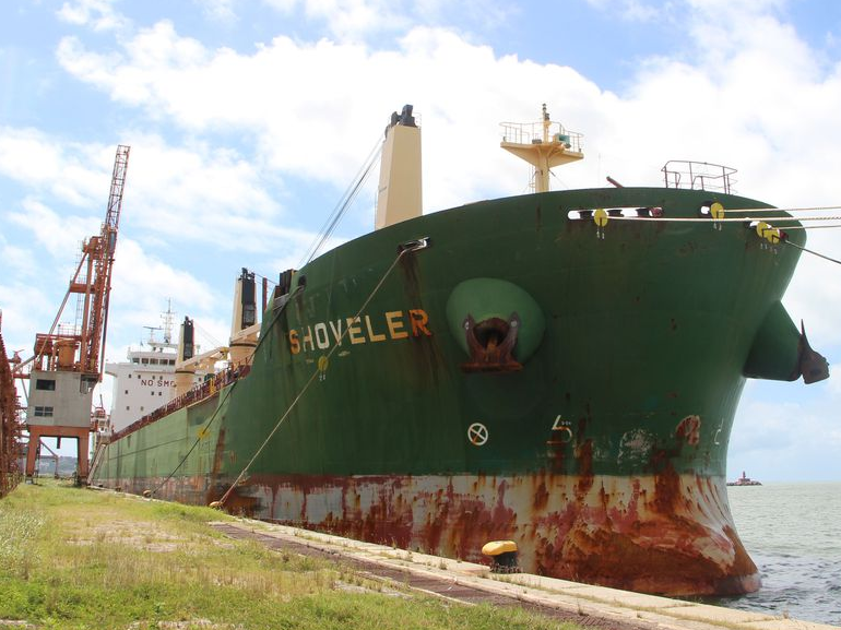 O navio cargueiro Shoveler com a  bandeira do Chipre veio da Europa e tinha como destino o Porto de Paranaguá. Foto: Coordenadoria de Imprensa/Porto de Recife