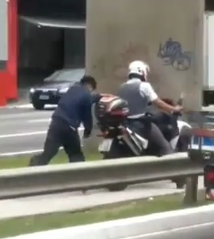  Homem é algemado em moto da PM e arrastado em avenida de São Paulo