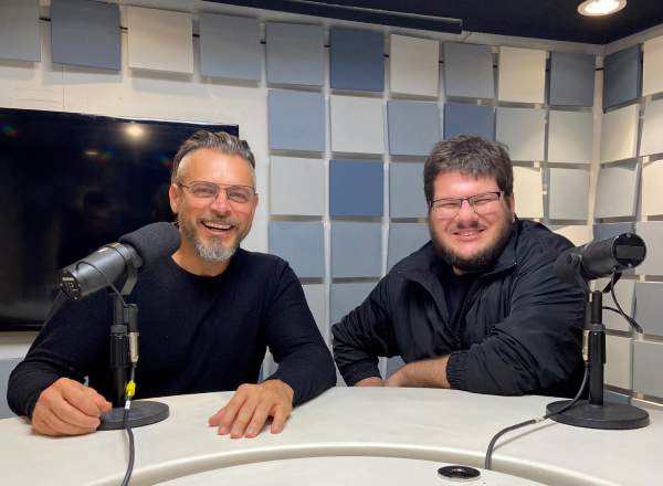 Luigi Baricelli com o apresentador Danilo Gobatto, do Antenados Divulgação