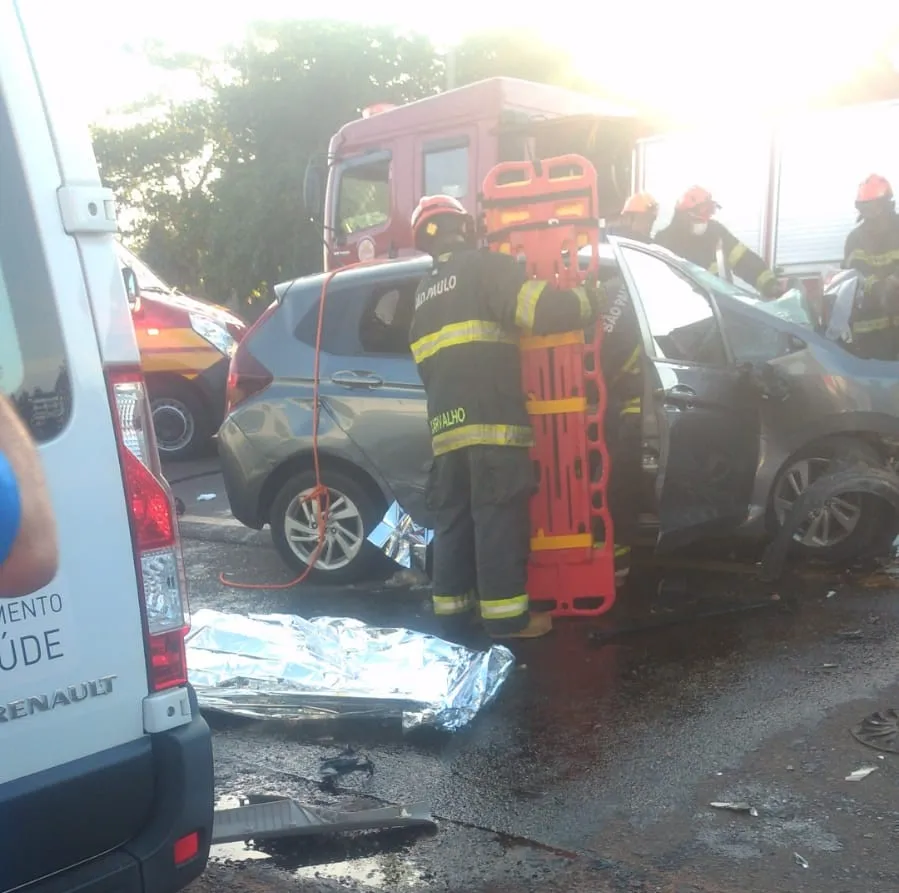 Dois carros bateram de frente na região de Araçatuba 