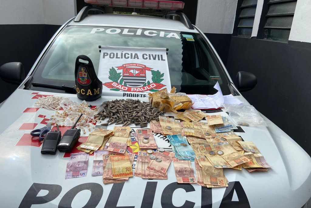 Polícia Militar prende quatro pessoas por tráfico e associação em Piquete