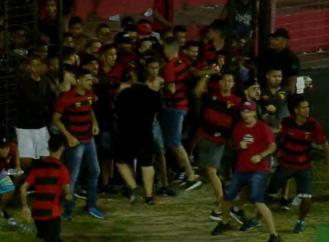 Invasão ao campo da Ilha do Retiro por torcedores do Sport Reprodução/Redes Sociais