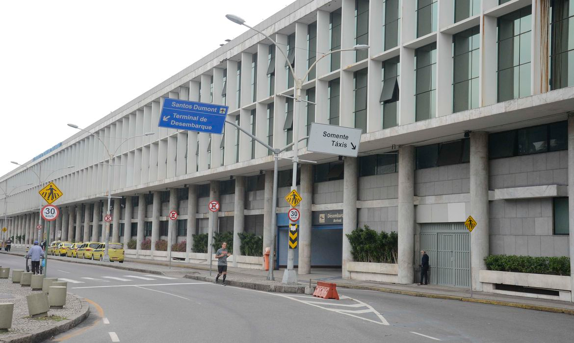 RJ: Bandidos atacam carros de luxo nas proximidades do aeroporto Santos Dumont Foto: Thomaz Silva/Agência Brasil