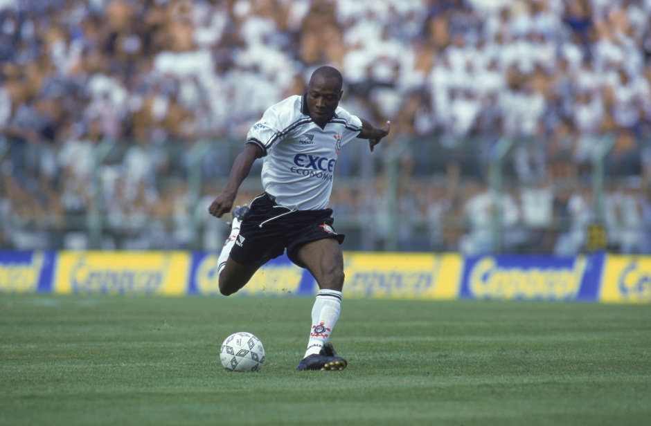 Rincón, ídolo do clube, com a camisa alvinegra. Reprodução do Twitter @Corinthians