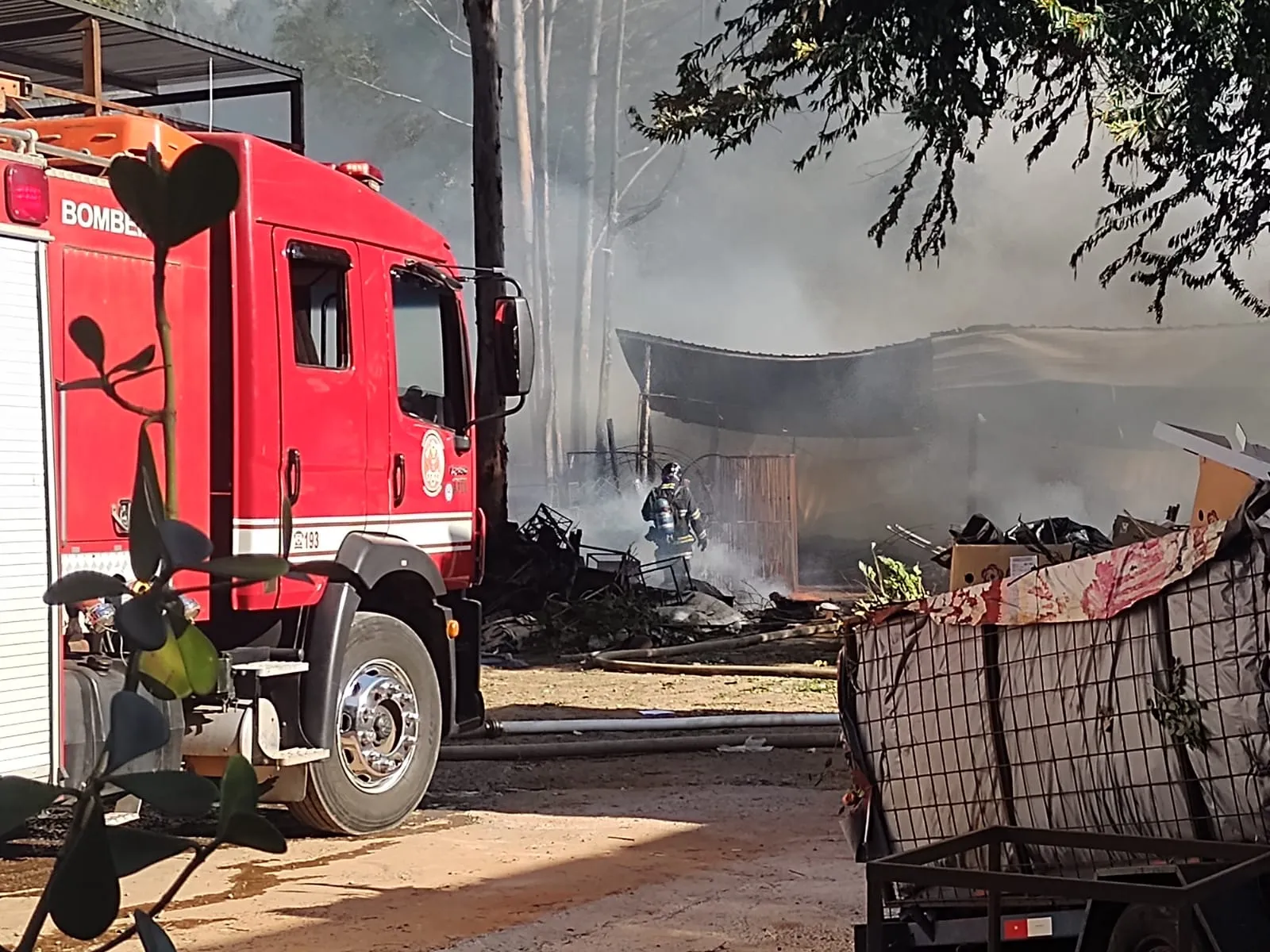 O fogo destruiu um barracão no local