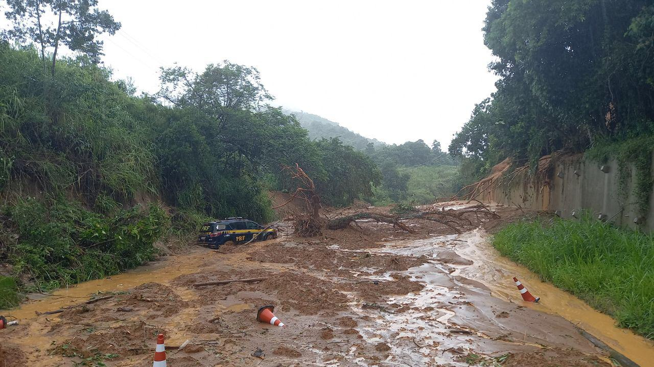 Destroços causados pelas fortes chuvas que atingiram o Rio de Janeiro Polícia Rodoviária Federal