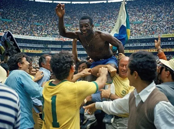 Pelé lança filme que conta sua história da infância até a Copa de 58 - Lance !