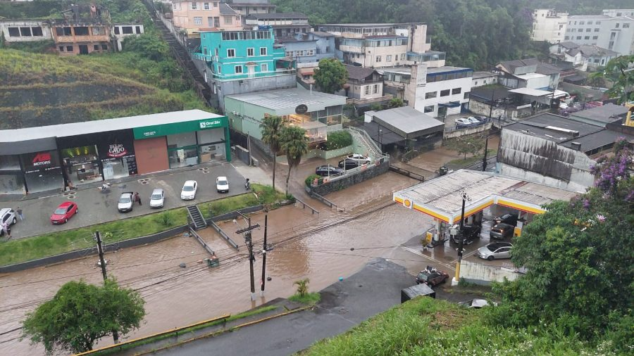 Outros pontos da cidade também alagaram, como as ruas Caldas Viana e Floriano Peixoto Reprodução/Tribuna de Petrópolis