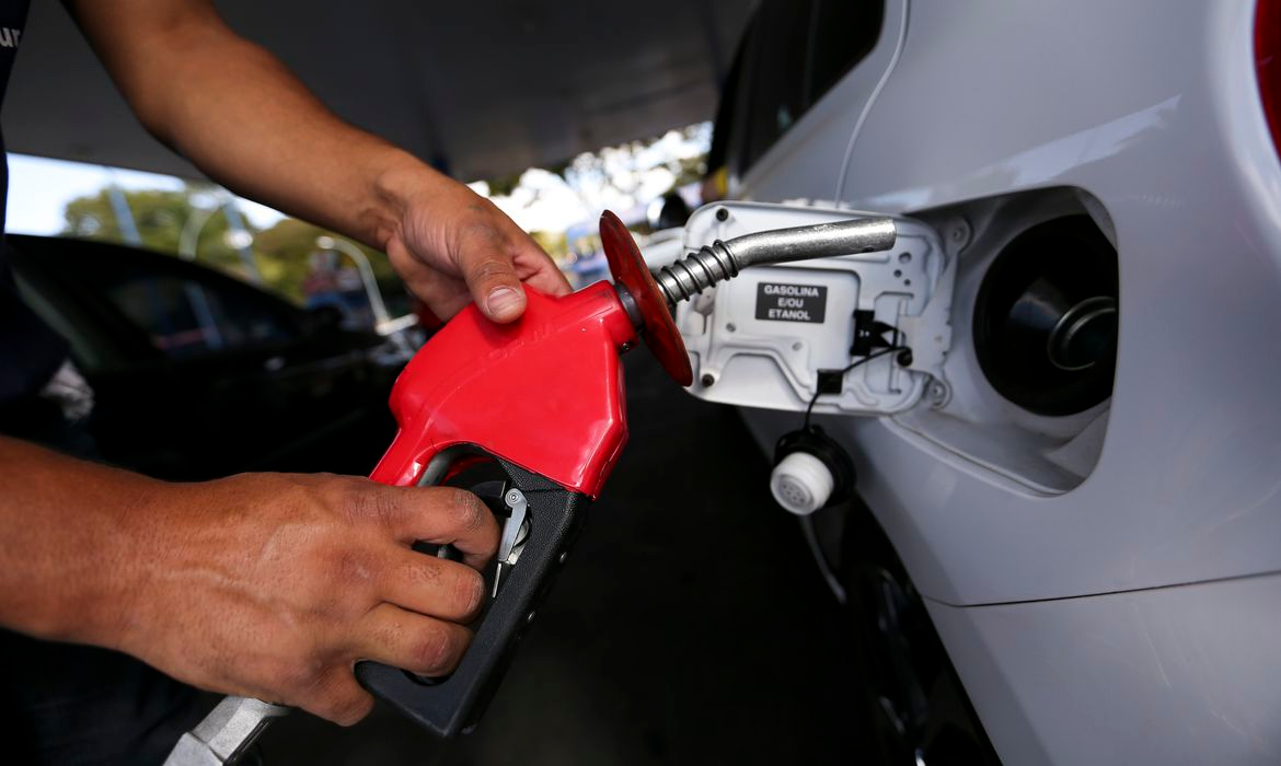 Governo de SP prevê queda de 48 centavos no preço da gasolina nas bombas