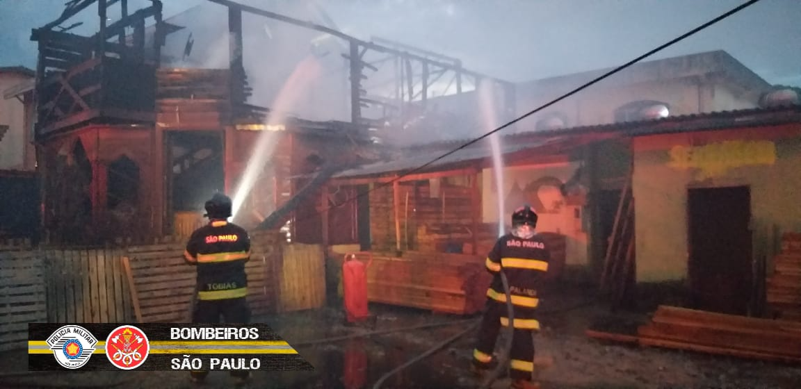 Incêndio em madeireira na zona leste de São José dos Campos Divulgação/Corpo de Bombeiros