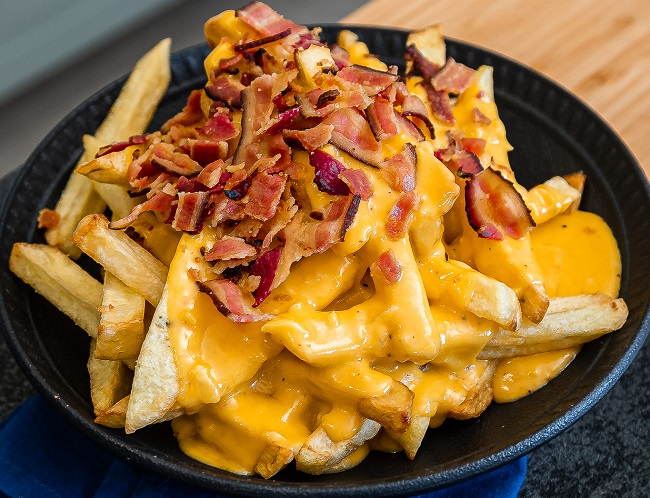 Batata Frita com Creme de Cheddar e Bacon