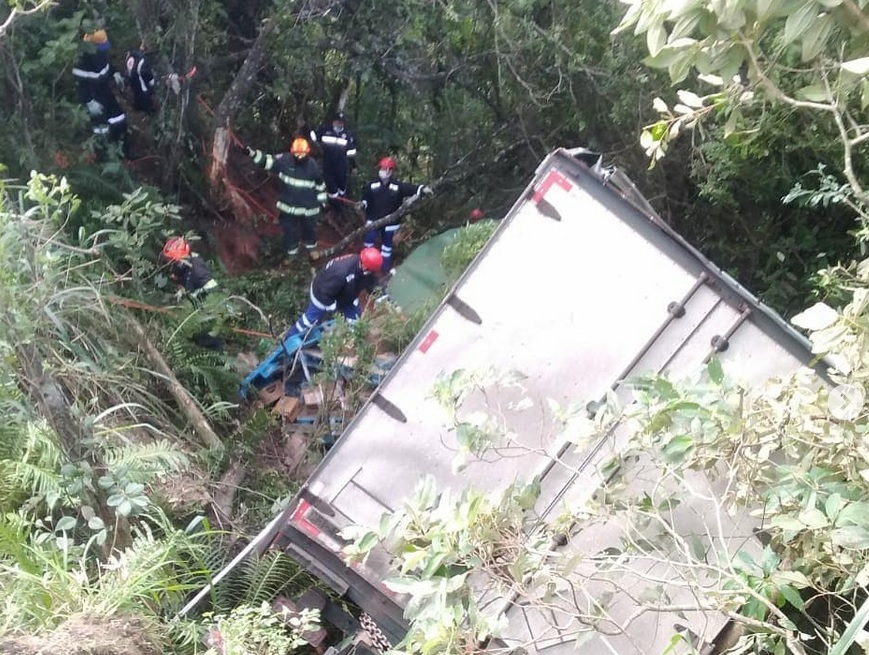 Caminhão tombou na rodovia dos Tamoios no trecho de serra Reprodução/Instagram BAV São José dos Campos