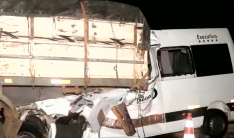 Acidente entre van e caminhão deixa sete mortos e três feridos no Paraná