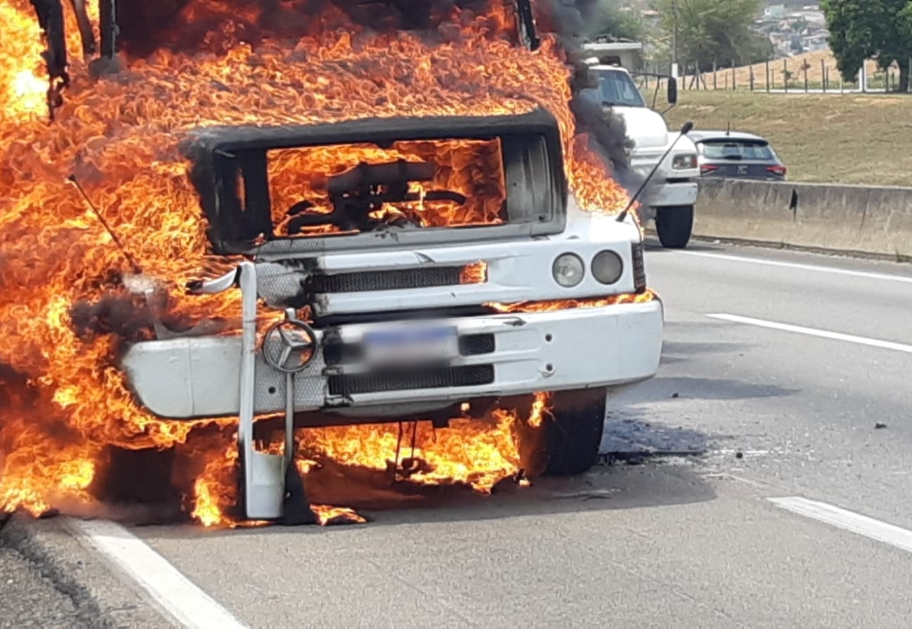 Caminhão pega fogo na Via Dutra, em Caçapava Divulgação/PRF