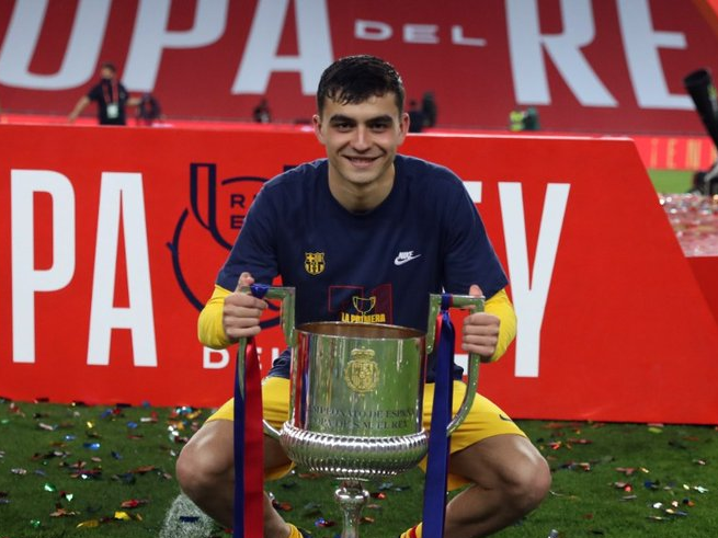 Pedri, do Barcelona, é eleito o melhor jogador sub-21 da Europa em 2021