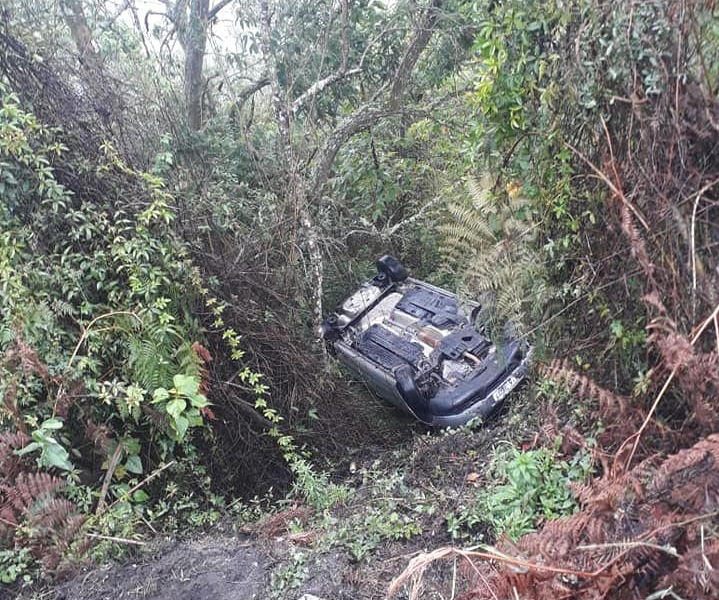 Carro com três pessoas cai em ribanceira de rodovia que liga Cunha e Paraty Divulgação/ Defesa Civil 