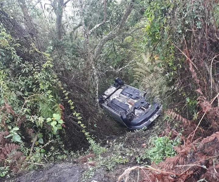 Carro com três pessoas cai em ribanceira de rodovia que liga Cunha e Paraty